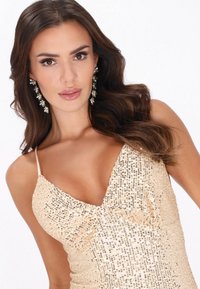 Arany flitteres ruha mély V-nyakkivágással és vékony pántokkal. Texturált felülettel és finom csillogással rendelkezik. Hosszú, díszes fülbevalók.