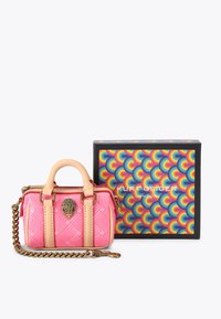 Borsa a tracolla rosa con finitura testurizzata, dettagli in pelle e una tracolla dorata. Include una scatola con motivi colorati a forma di arcobaleno.