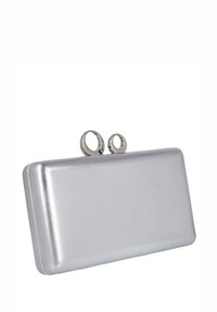 Bolso de mano rectangular plateado con un acabado metálico liso, que presenta dos cierres redondos de metal en la parte superior y esquinas redondeadas.