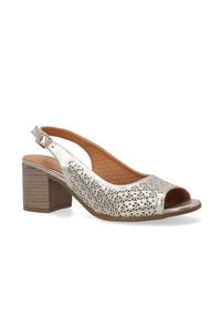 Slingback �åben tå hæl i metalisk sølv, med dekorativt mønster på siden og en kraftig lys brun træhæl.