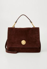 Rjava usnjena torbica iz semiša z zlatim okroglim zaponko, strukturirano zgornjo ročico in odstranljivim ramenskim trakom na enostavni podlagi.