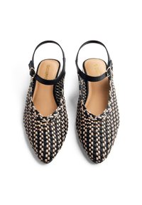 Chaussures à talons renforcés tissées noires et beiges avec des pointes pointues, des sangles de cheville réglables, des semelles intérieures beiges lisses et des côtés ouverts.