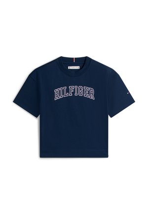 Tumesinine puuvillane T-särk lühikeste varrukatega, millel on rinnal valgete ääristatud tähtedega "HILFIGER" logo ning kaelusel punased/valged aktsendid.
