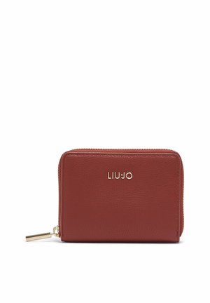 Portafoglio compatto in pelle marrone con zip dorata e logo LIU JO impresso sul davanti, su sfondo bianco.