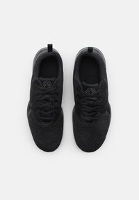 Černé sportovní boty s texturovaným síťovaným svrškem, kulatou špičkou a šněrováním. Mají polstrovaný límec a pevnou gumovou podrážku.