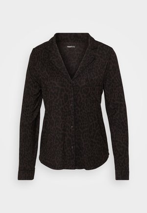 Čierna dlhá rukávová košeľa s leopardím vzorom, má klopený golier, predné gombíky a vrecko na ľavej strane hrude. Mäkká textúra látky.