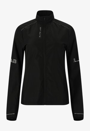 Musta kevyt takki korkealla kauluksella, täysipitkällä vetoketjulla ja heijastavilla yksityiskohdilla. Ominaisuuksiin kuuluu pitkät hihat ja tiukka malli, valmistettu sileästä kankaasta.