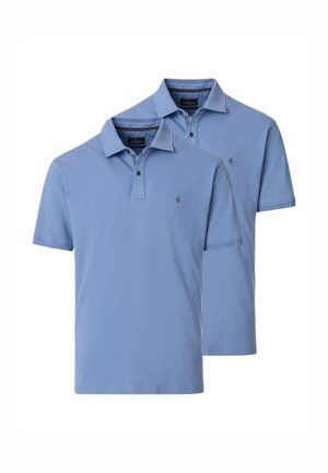 To lyseblå kortærmede poloer med kraver og knapper, med en lille broderet logo på venstre bryst.