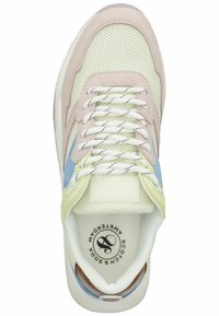 Sneaker mit einem Obermaterial aus Mesh in Creme, versehen mit pastellfarbenen Akzenten in Pink, Blau und Gelb aus Wildleder. Weiße Schnürsenkel und ein Logo auf der Innensohle. Konische Form.