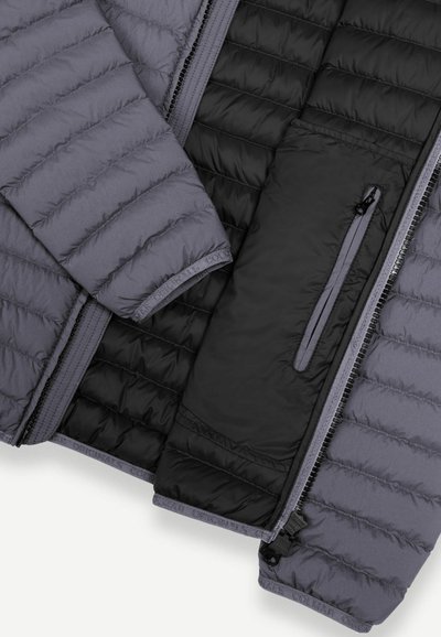 Gros plan d'une veste matelassée grise avec une doublure intérieure noire et une poche intérieure zippée, montrant les détails de la manche et de la fermeture éclair.