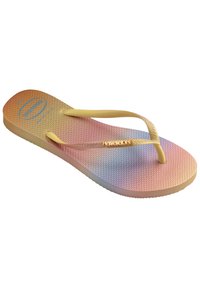 Tongs Havaianas dégradées de rose à bleu avec des brides jaunes, semelle texturée et détail de logo. Design léger et flexible.