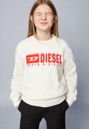 Felpa bianca in cotone con logo "DIESEL" in gradiente rosso. Presenta polsini a coste e scollatura tonda. Abbinata a pantaloni neri.