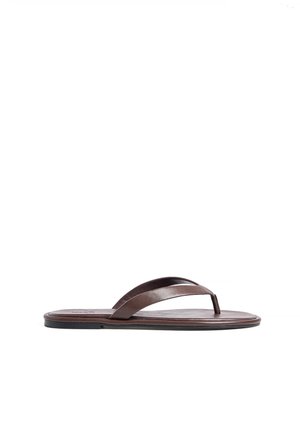 Bruin leren flip-flop sandal met een platte zool, twee gebogen banden en een teenstukontwerp. Glad van textuur met minimale details.