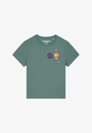 Baumwoll-T-Shirt in gedämpftem Grün mit kurzen Ärmeln, mit einem orangefarbenen Cartoon-Hund und dem Text "Houston, wir haben 3 Probleme" in einer lila Sprechblase.