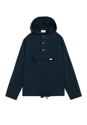 Sudadera con capucha tipo pulóver azul marino con cuello abotonado a medio cierre, bolsillo frontal con solapa, borde con cordón ajustable y mangas largas.