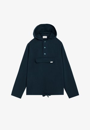 Sudadera con capucha tipo pulóver azul marino con cuello abotonado a medio cierre, bolsillo frontal con solapa, borde con cordón ajustable y mangas largas.