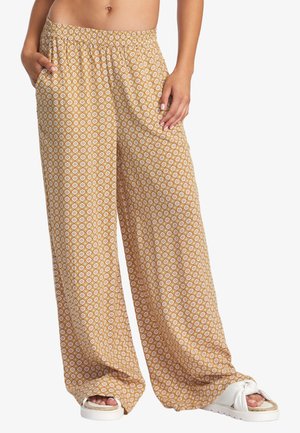 Pantaloni a gamba larga in tessuto giallo senape con motivo floreale. Presentano una vita elastica e tasche laterali. Texture liscia e leggera.