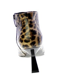 Stivaletto con stampa leopardata e finitura lucida, dotato di chiusura con zip e tacco nero affusolato per un tocco di eleganza.