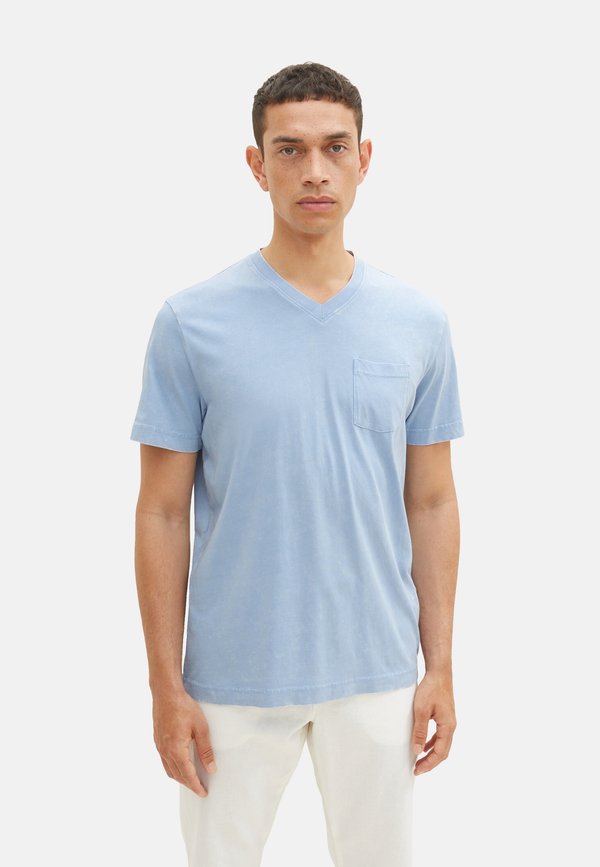 KURZARM MIT V AUSSCHNITT AUSGEWASCHENER OPTIK UND BRUSTTASCHE - T-Shirt basic - hellblau