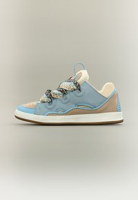 Baskets basses avec des panneaux bleu clair, beige et blanc, des lacets épais à motif et une semelle gomme, vues de côté sur un fond neutre.