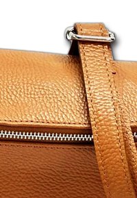 Bruine leren handtas met een gestructureerd oppervlak, voorzien van een zilveren rits en riemhardware met een rechthoekig ontwerp.