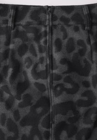 Tessuto di felpa nera con un sottile motivo leopardato. Presenta una chiusura con zip e due passanti per la cintura in vita. Texture morbida.