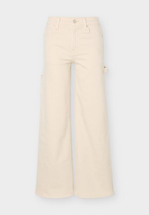 Μπεζ παντελόνι με φαρδιά πόδια, μπροστινές και πίσω τσέπες, θηλιές για ζώνη, κούμπωμα με κουμπί και λεπτομέρεια πλαϊνής θηλιάς σε μονόχρωμο φόντο.