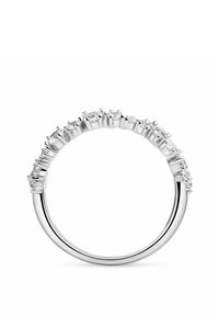 Silverring med ett kontinuerligt band av rektangulära och runda slipade klara ädelstenar, arrangerade i ett linjärt mönster längs toppen.