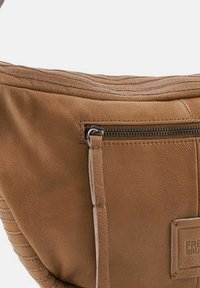 Borsa in pelle marrone con tasca con zip, dettagli cuciti e finitura texture; presenta un'unica tracolla regolabile.
