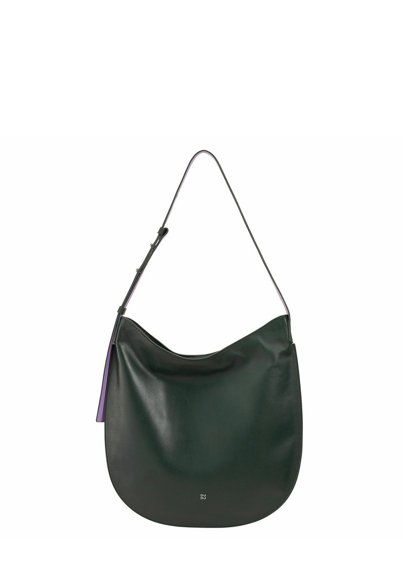 Donkergroene leren schoudertas met een gebogen ontwerp, verstelbare schouderriem en een klein paarse accentdetail aan de zijkant. Gladde textuur.