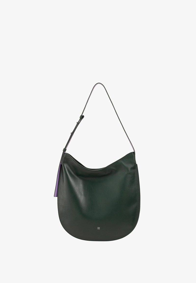Donkergroene leren schoudertas met een gebogen ontwerp, verstelbare schouderriem en een klein paarse accentdetail aan de zijkant. Gladde textuur.