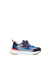 Zapatillas con una combinación de colores azul, gris y rojo. Presentan materiales de malla y ante, una correa de Velcro y una suela blanca texturizada.