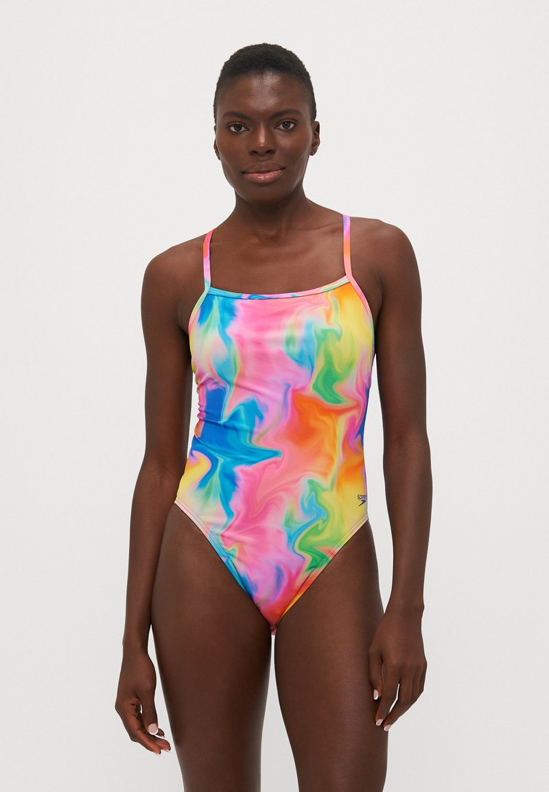 Maillot de bain une pièce multicolore avec un motif tie-dye tourbillonnant en rose, bleu et jaune, doté de fines bretelles et d'une taille de jambe haute.