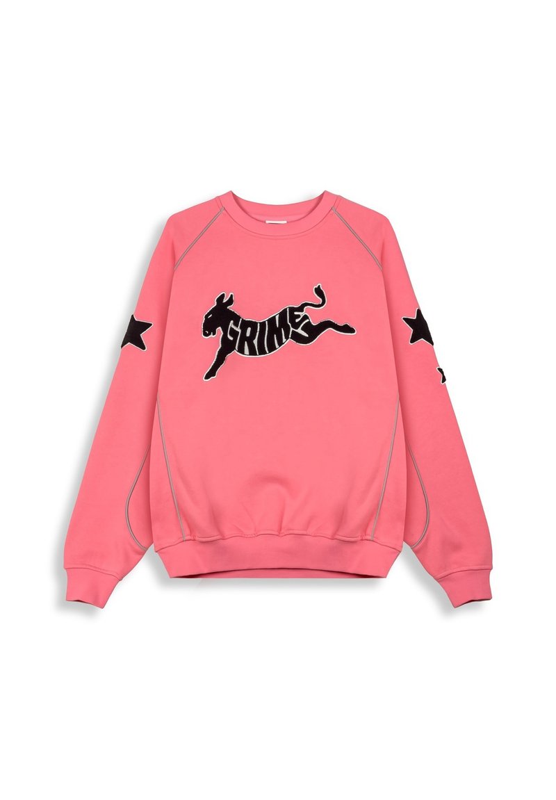 Sudadera rosa con acentos de estrella negra en las mangas, que presenta un gráfico de un caballo corriendo en negro con el texto "GRIME" en letras negritas.