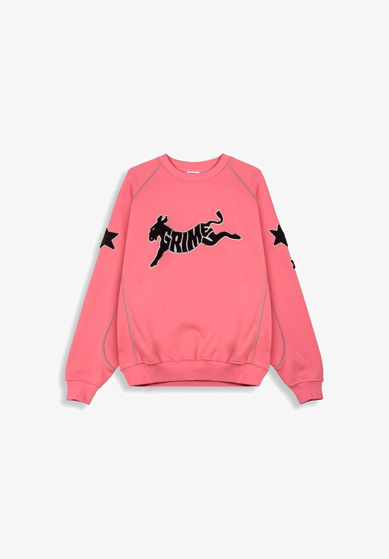 Sudadera rosa con acentos de estrella negra en las mangas, que presenta un gráfico de un caballo corriendo en negro con el texto "GRIME" en letras negritas.
