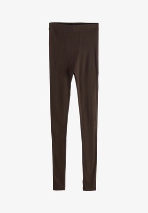 Ciemnobrązowe prążkowane legginsy dzianinowe o dopasowanym kroju z wysokim stanem i nogawkami o pełnej długości na białym tle.