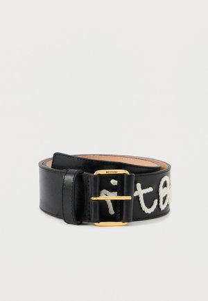 Schwarzer Ledergürtel mit weißer Stickerei und einer goldfarbenen Metallschnalle. Hat eine glatte Textur und ein sichtbares Markenlogo auf der Schnalle.