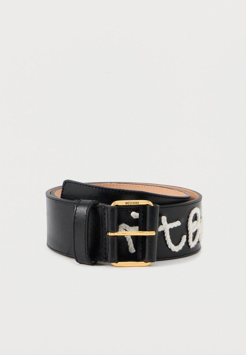 Cinto de couro preto com texto branco bordado e fivela de metal dourada. Apresenta textura lisa e um logótipo da marca visível na fivela.