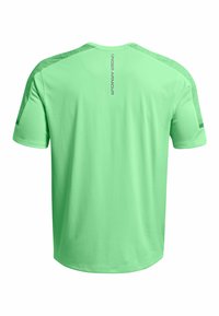 Zelené športové tričko s krátkymi rukávmi, hladkou textúrou, okrúhlym výstrihom a sieťovými detailmi na pleciach. Na zadnej strane sa nachádza logo "Under Armour".