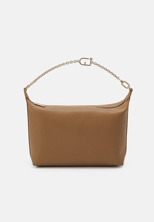 Barna, sima bőr táska téglalap alakban, arany láncos pánttal. Cipzáros záródása és minimalista kialakítása van, látható minták nélkül.