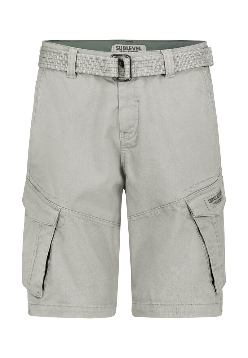 Helle graue Cargo-Shorts mit einem gewebten Gürtel, mehreren Seitentaschen und stickereiartigen Akzenten, aus einem strapazierfähigen Stoff gefertigt.