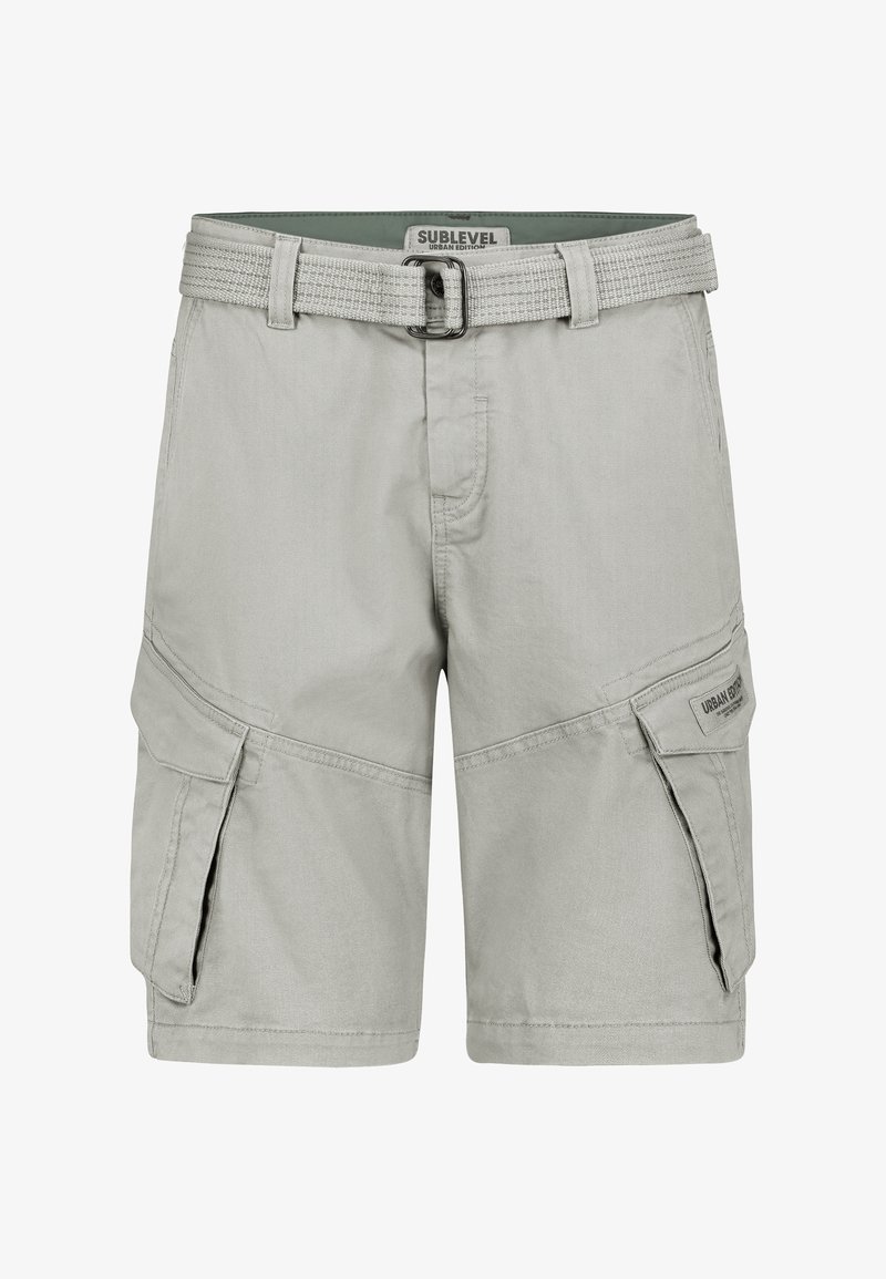 Helle graue Cargo-Shorts mit einem gewebten Gürtel, mehreren Seitentaschen und stickereiartigen Akzenten, aus einem strapazierfähigen Stoff gefertigt.