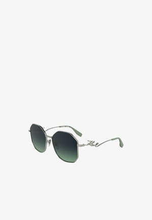 Occhiali da sole in alluminio con forma delle lenti ottagonale, lenti con gradiente verde scuro a nero e estremità delle tempie texturizzate verdi. Accenti in metallo argento nel telaio.