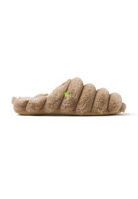 Zapatilla de casa beige y esponjosa con un diseño ondulado, parte superior de textura suave y suela plana. Presenta un pequeño logotipo verde en el costado.
