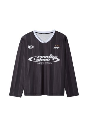 Maglietta da football nera a maniche lunghe con scollo a V, dettagli bianchi, righe verticali e grafiche testuali e loghi sul davanti. Tre stelle sopra il testo.