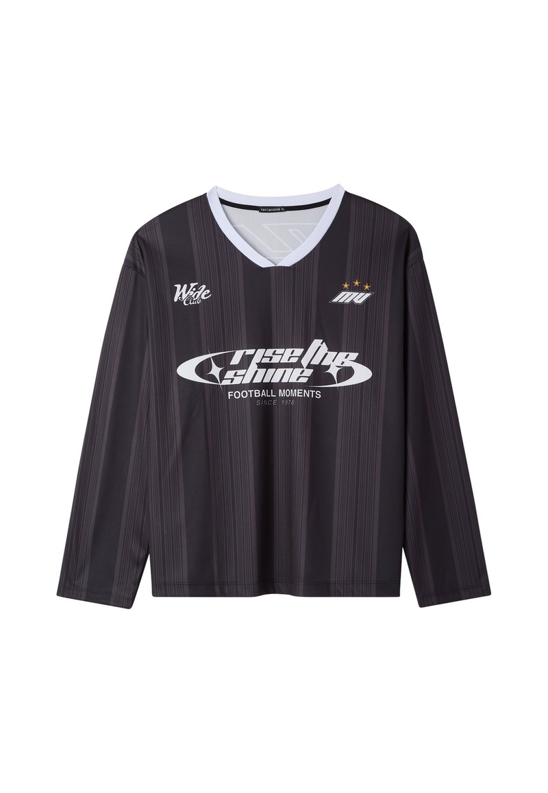 Maglietta da football nera a maniche lunghe con scollo a V, dettagli bianchi, righe verticali e grafiche testuali e loghi sul davanti. Tre stelle sopra il testo.