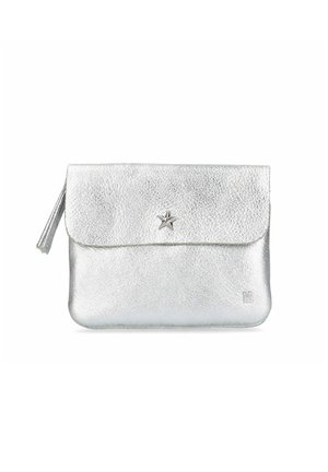 Zilveren leren clutch met een textuurafwerking, drukknoopsluiting en steraccent op de klep. Inclusief een rittenfranje detail.