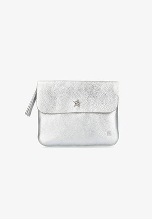 Zilveren leren clutch met een textuurafwerking, drukknoopsluiting en steraccent op de klep. Inclusief een rittenfranje detail.