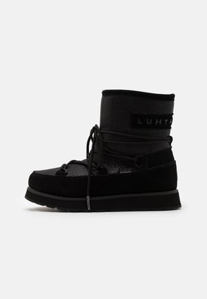Černá voděodolná zimní bota s texturovaným svrškem, výškou ke střední části lýtka, šněrováním s poutky a plochou podrážkou s výrazným vzorkem, na boku označená značkou "LUHTA".