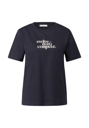 T-shirt en coton bleu marine à manches courtes et col rond. Présente un texte graphique blanc "evolve - don't compete." dans une police stylisée.